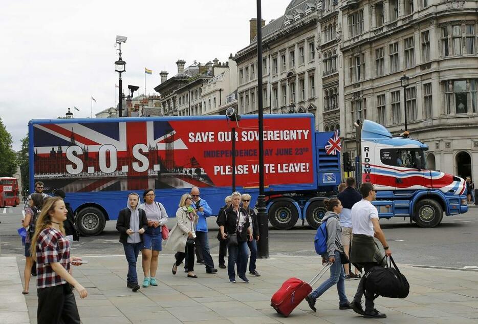[写真]6月23日の国民投票を前に、EU離脱派のキャンペーンバスが街を走る（ロイター/アフロ）