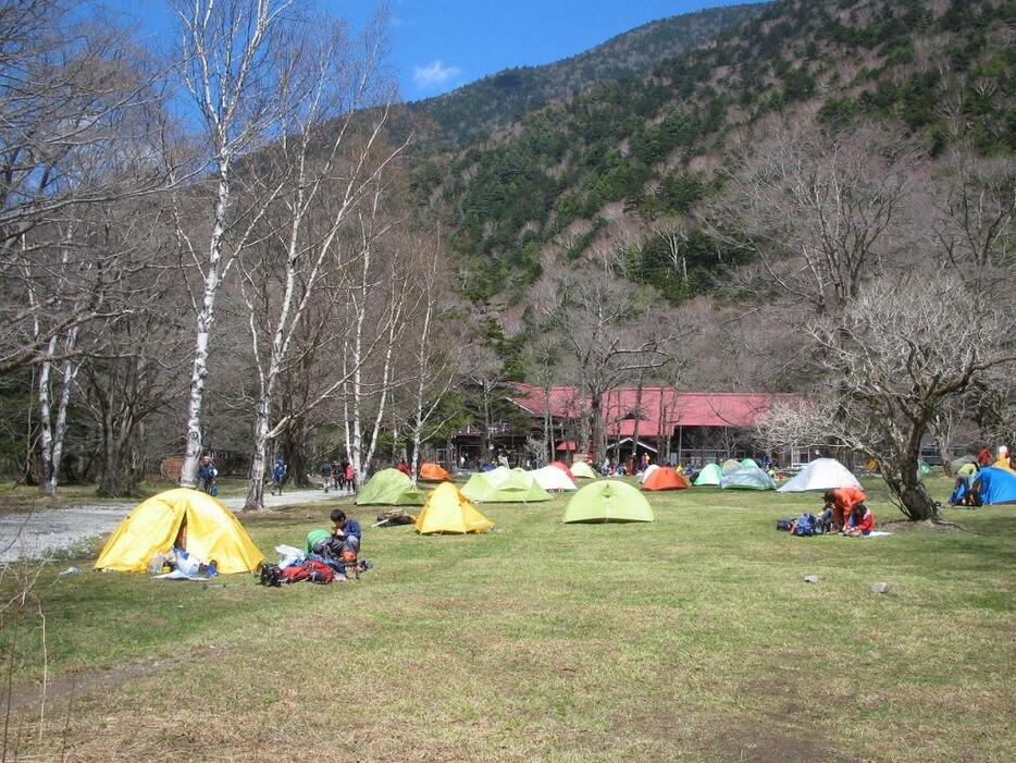 [写真]素早い情報の共有で安全な登山（上高地の徳沢）