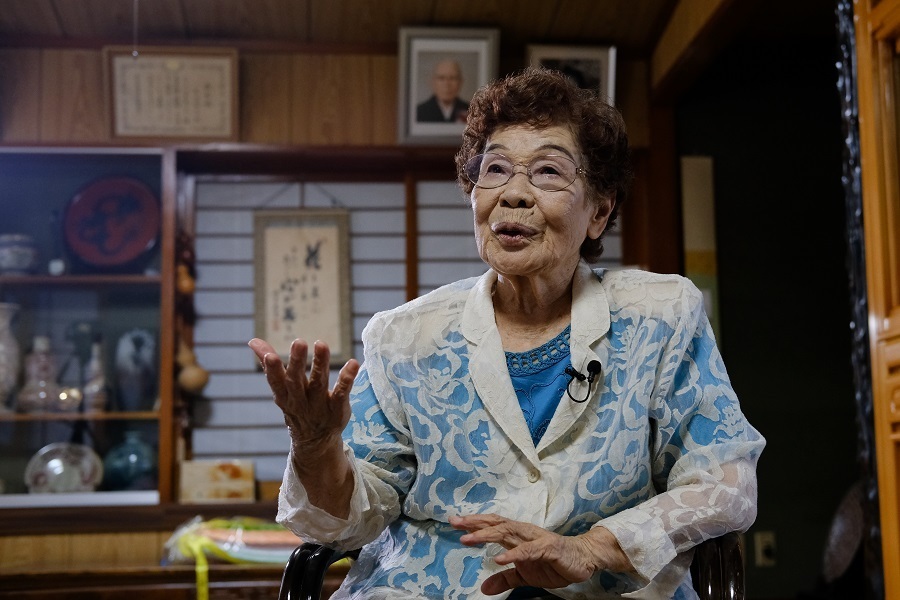 沖縄戦当時について語る武村豊さん＝22日午前、那覇市（撮影：山本宏樹/deltaphoto）