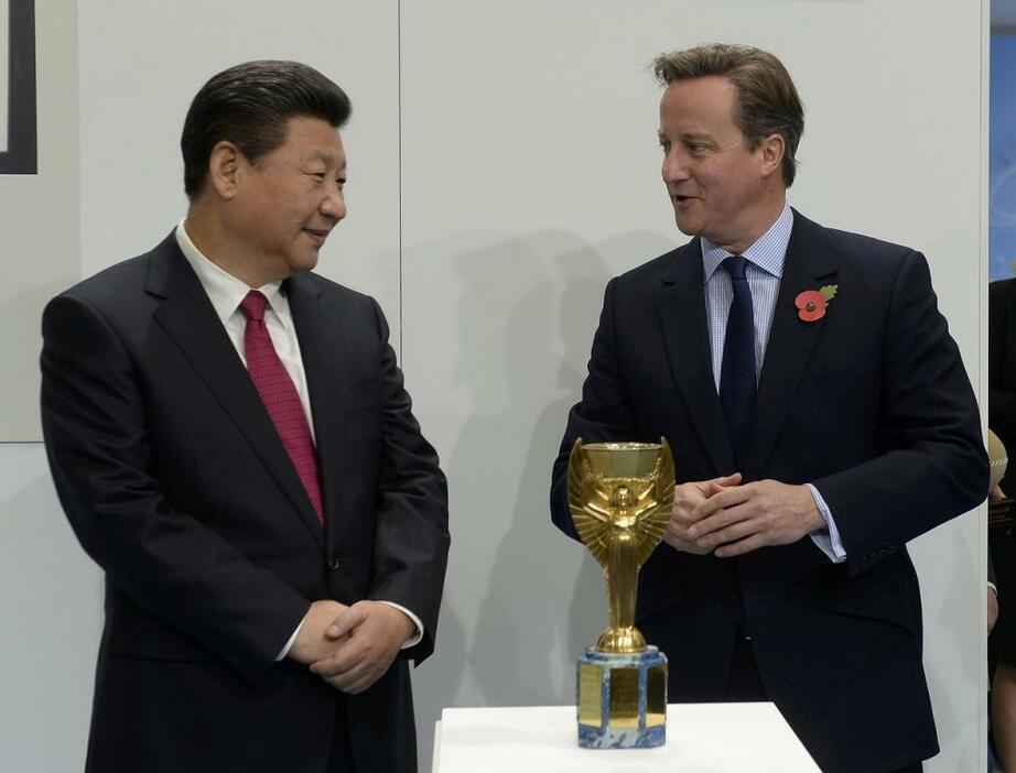[写真]2015年秋に習主席（左）が訪英した際、英政府は「最上級の待遇」で迎えた。写真はマンチェスター・シティの練習訪問時の様子（代表撮影/ロイター/アフロ）