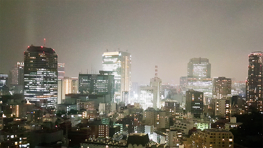 平日夜10時ごろの東京都心部。こうこうと明かりのついた窓が散見される