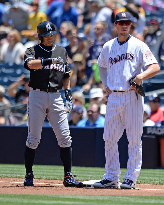 ファーストベース上で淡々とした表情のイチロー（写真：USA TODAY Sports/アフロ）