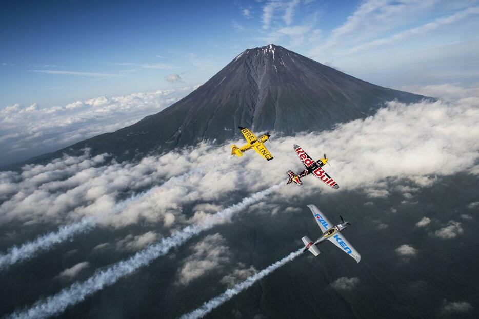 J0rg Mitter/Red Bull Content Pool 6月1日、室屋（写真一番右）、の3機が富士山を遊覧飛行した。