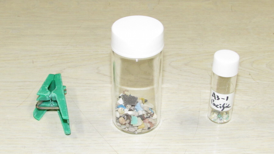 劣化した洗濯バサミ（左）、劣化してボロボロになるプラスチック（中）、マイクロプラスチック（右）（提供：高田秀重教授）