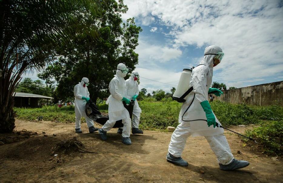 エボラ発生地域での遺体搬送・消毒活動（USAID）