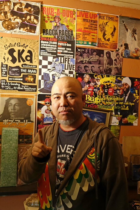 レゲエバー・ステレオグラフを開店したDJ Bero。ボブ・マーリーの曲「One Love」を意識してポーズ。