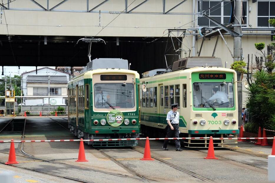 [写真]路面電車の日イベントでお披露目された7700形（左）と7000形