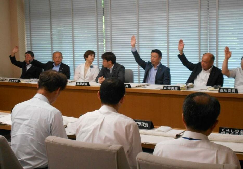 [写真]淫行条例案を可決した県会の委員会（29日）