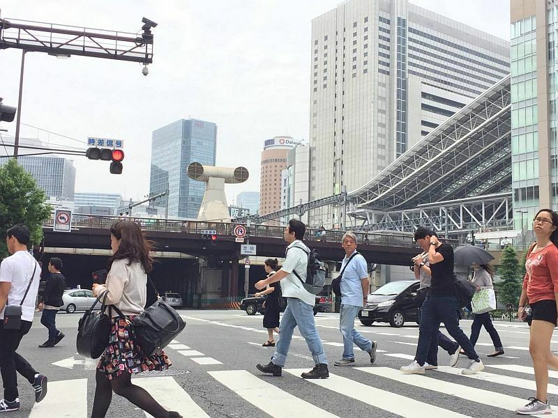 [写真]少し風もあるがじめじめ暑い大阪市内＝17日午前11時20分ごろ、大阪市北区で