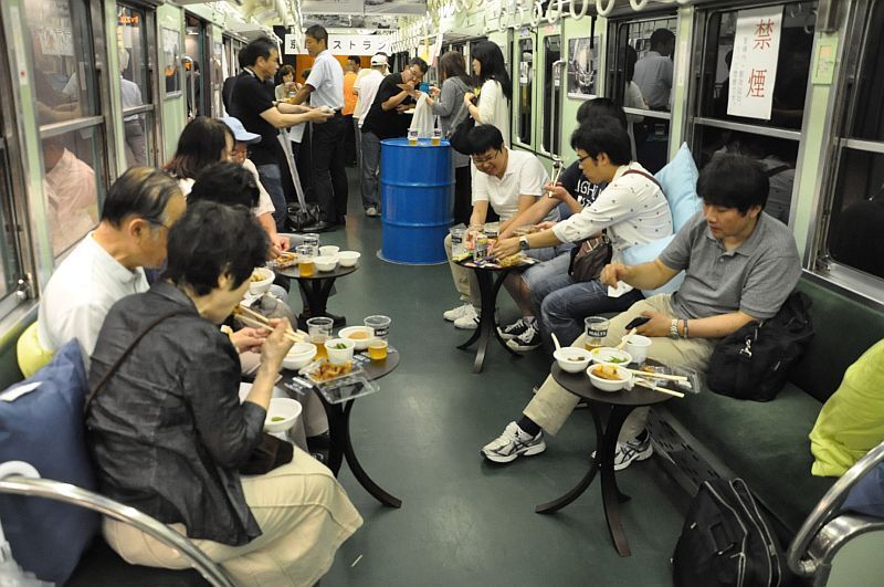 [写真]車内も酒場となり、にぎやかな声が響きわたる=22日午後6時ごろ、大阪市北区の中之島駅で