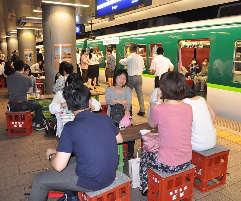 [写真]多くの入場者でにぎわう「中之島ホーム酒場」=大阪市北区の京阪中之島駅で