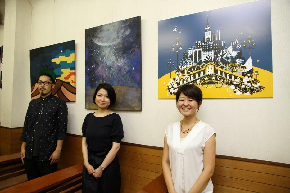 それぞれの作品の前に立つ出展者の（左から）柴田さんと磯部さん、岩田さん