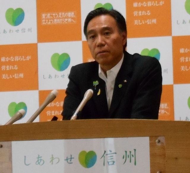 [写真]淫行処罰条例案の提案を発表する阿部知事