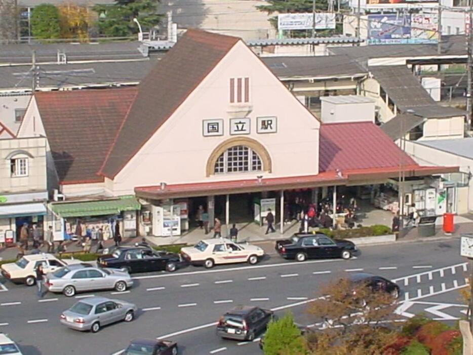 2003（平成15）年頃の国立駅舎。愛らしい三角屋根が特徴（写真提供：国立市）