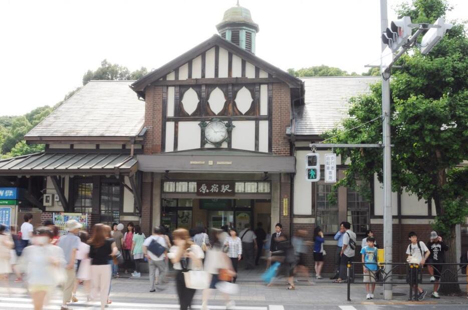 都内最古の木造駅舎である原宿駅は、関東の駅百選にも選出されている