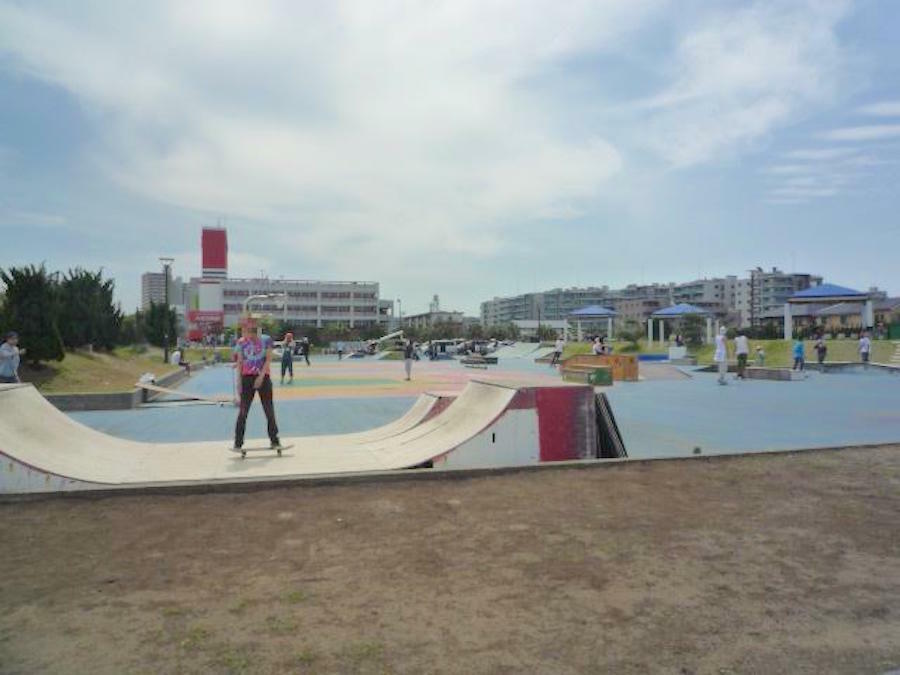 スケートボードエリアやバスケットコートもあるうみかぜ公園  by Mizunoumi (CC BY-SA 3.0)