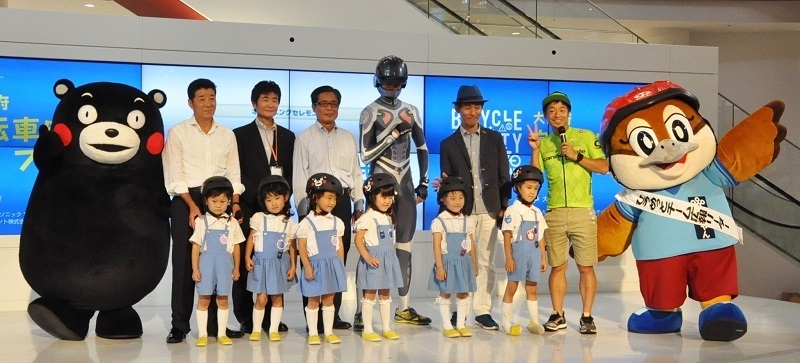 [写真]松井知事らが子どもたちにヘルメットを贈呈