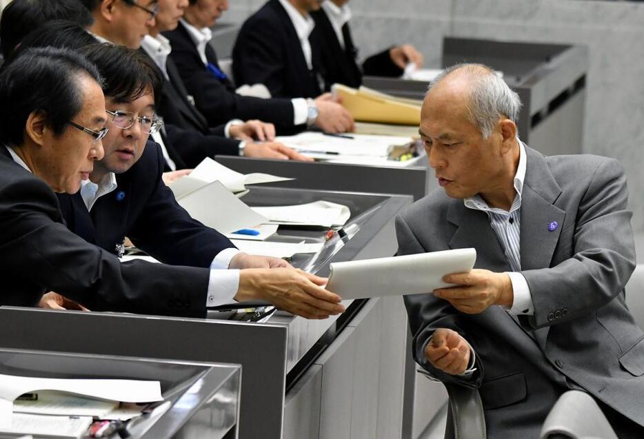 [写真]都議会総務委員会で厳しい追及を受け、都幹部に資料の確認をする舛添前都知事。この集中審議でも野党から百条委員会の設置を求める声が出た（Natsuki Sakai/アフロ）