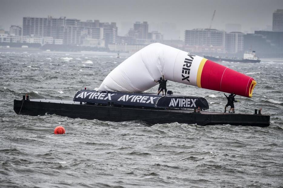 幕張海岸名物とも言える強風と高波で初日の予選レースが中止になったレッドブル・エアレース。パイロンと呼ばれるゲートも強風の中、収容された。Predrag Vuckovic/Red Bull Content Pool