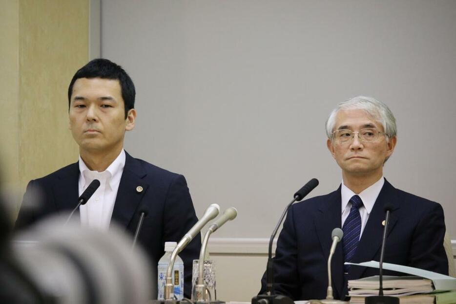 調査を担当した佐々木善三弁護士（右）と森本哲也弁護士（左）