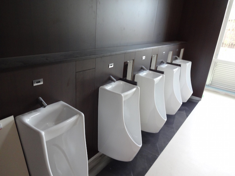NEXCO西日本のサービスエリアに設置されている「手洗器一体型小便器」（NEXCO西日本提供）