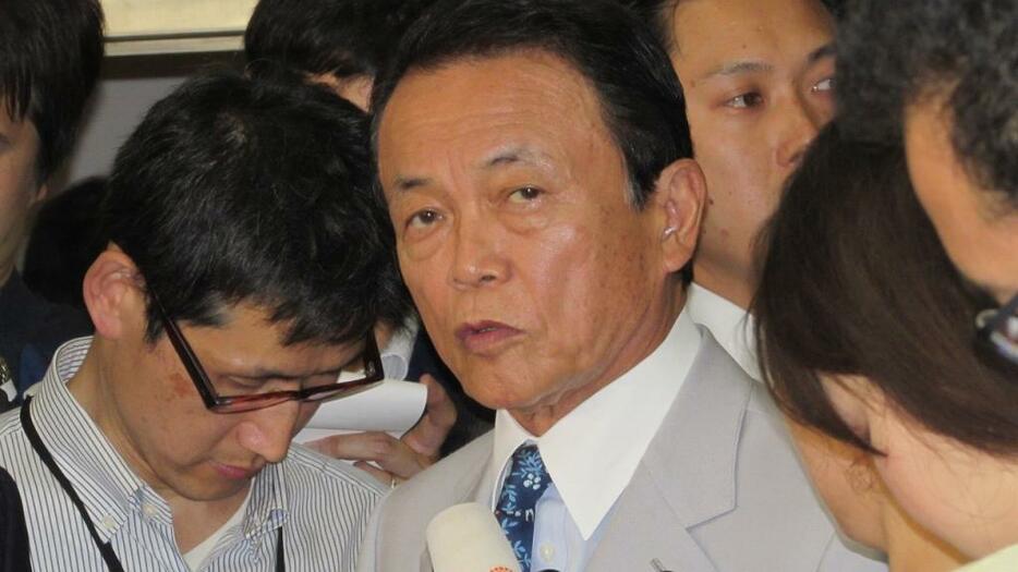 [写真]ぶら下がり取材に応じる麻生財務相