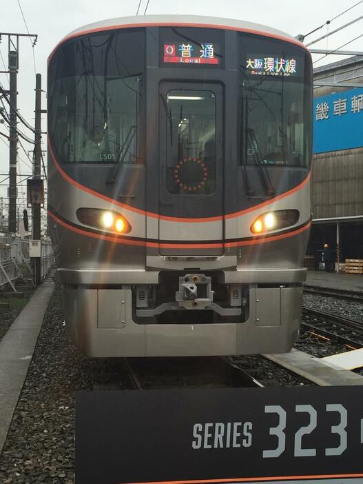 ［写真］公開された323系は大阪環状線で2018年度までに168両投入される予定＝24日午後2時50分ごろ、大阪府東大阪市で