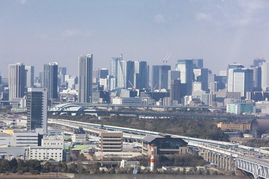 [写真] 東京・豊洲周辺のビル群。東京都が固定資産税の評価方式を見直す背景には、こうした高層ビルの相次ぐ建設がある（アフロ）