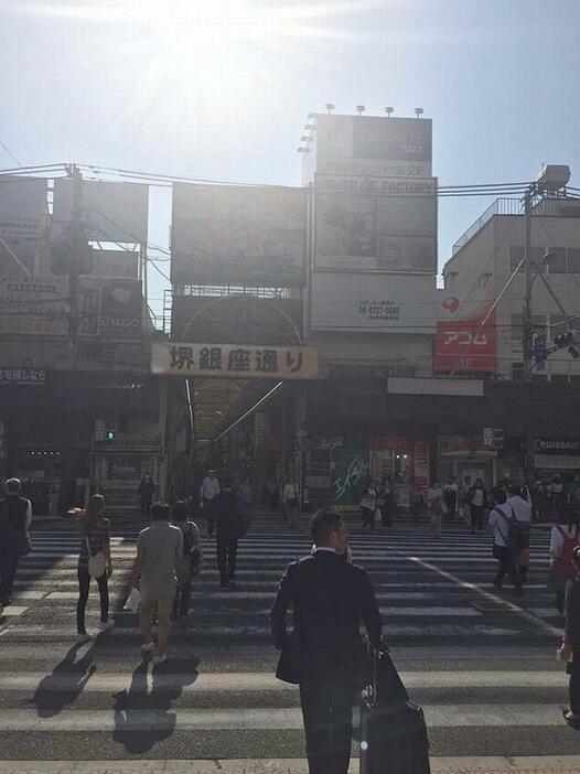 [写真]西日が照りつける南海・堺東駅前=10日午後4時すぎ、大阪府堺市で