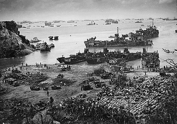[写真]沖縄本島に上陸するアメリカ軍（phoyo by W.wolny、1945年4月13日撮影）