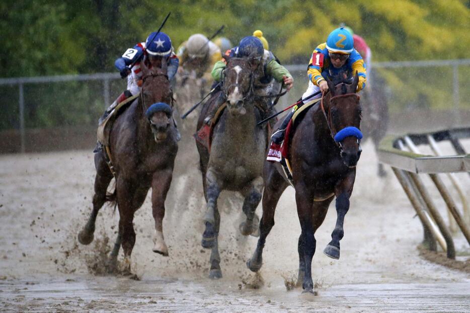 泥んこ馬場で行われた2冠目のプリークネスステークス＝2015年5月16日（USA TODAY Sports/アフロ）