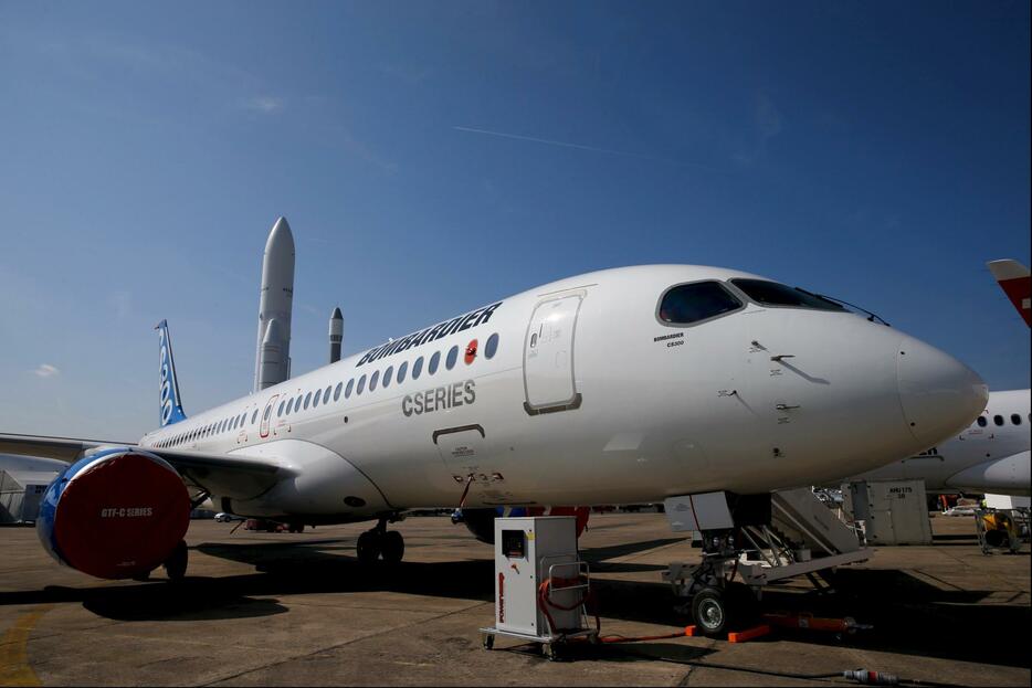 ボンバルディア CS300航空機。「パリ国際航空ショー」には、47カ国・2260社が出展＝2015年6月13日（写真：ロイター/アフロ）