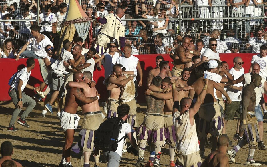 緑組を打ち破り勝利に沸く白組の選手達＝2015年6月24日（写真：ロイター/アフロ）