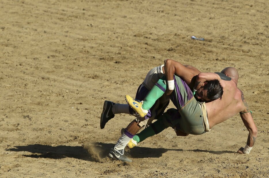 タックルを仕掛ける＝2015年6月24日（写真：ロイター/アフロ）