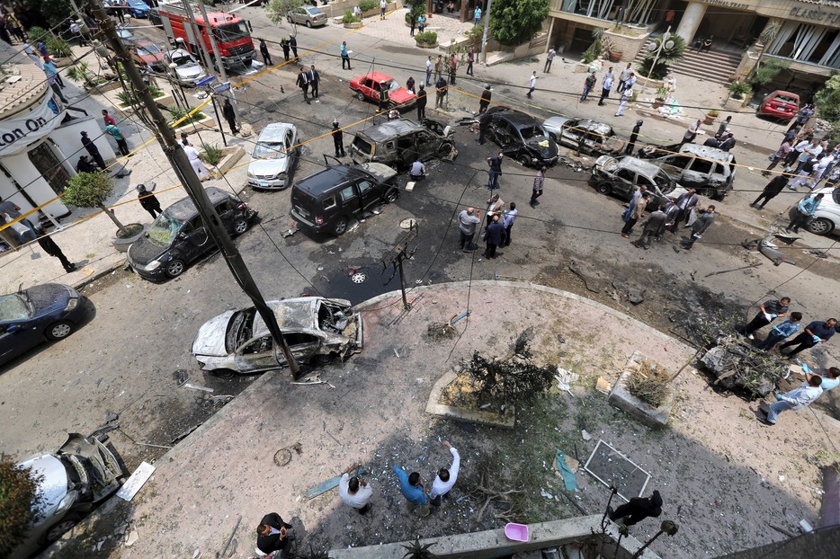 車列を狙い爆弾攻撃。現場はカイロ東部の高級地区ヘリオポリス＝2015年6月29日（写真：ロイター/アフロ）