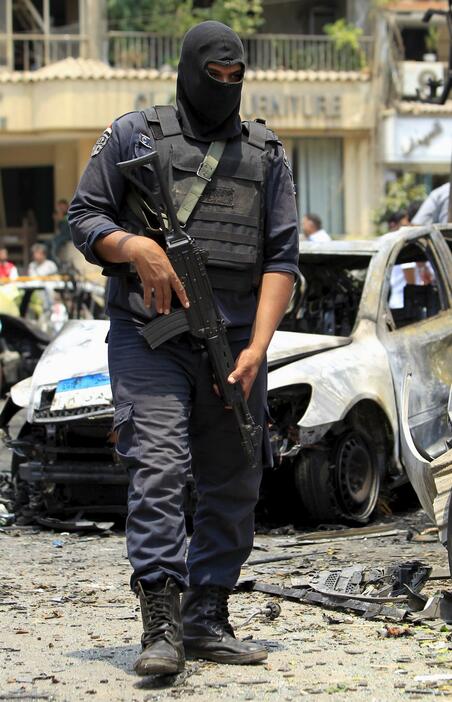 テロ現場を警戒する覆面の警察官＝2015年6月29日（写真：ロイター/アフロ）