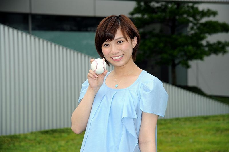 [写真]ボールを手に笑顔の山本雪乃アナウンサー（ABC朝日放送提供）
