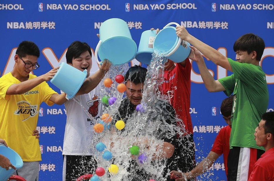 [写真]元NBA選手も参加した「アイスバケツチャレンジ」（ロイター/アフロ）