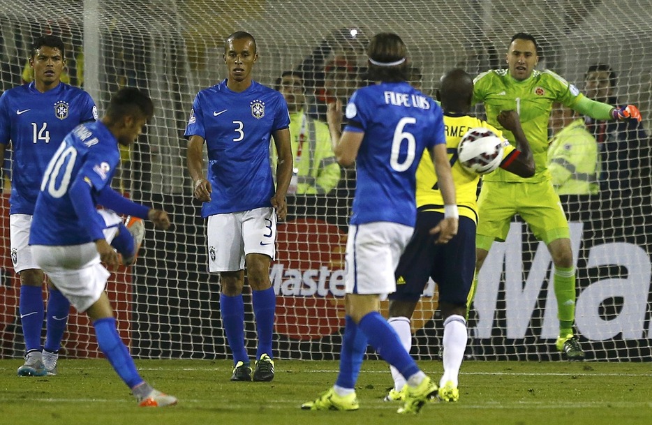 試合終了後、ブラジルのFWネイマールが蹴ったボールがコロンビアのDFパブロ・アルメロを直撃＝2015年6月18日（写真：ロイター/アフロ）