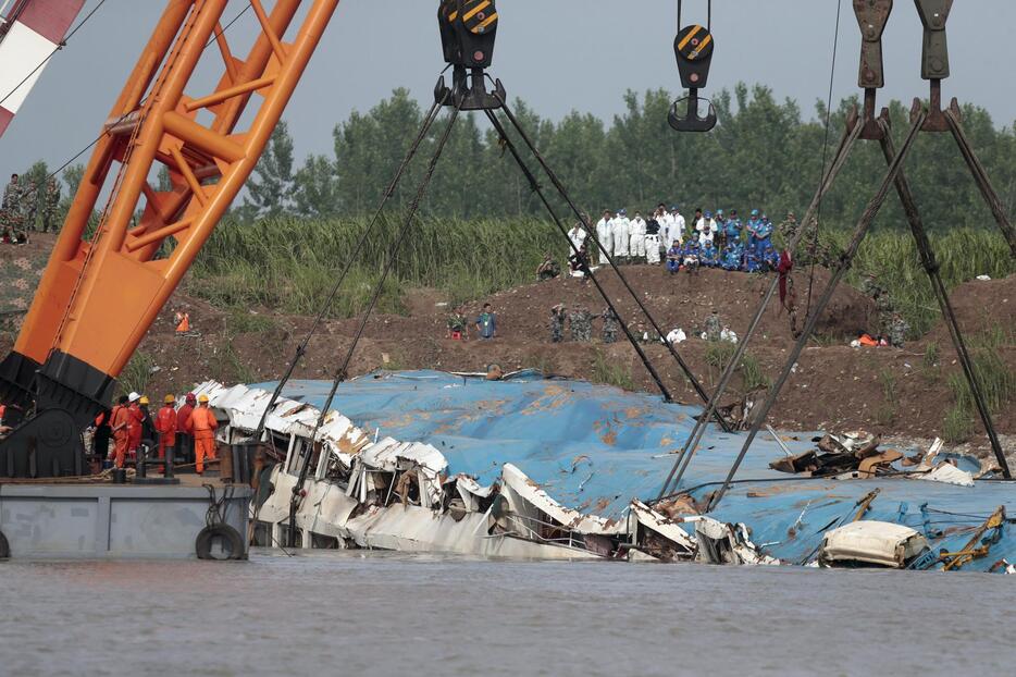 事故の衝撃のためか、大きくへこんだ屋根＝2015年6月5日（写真：ロイター/アフロ）