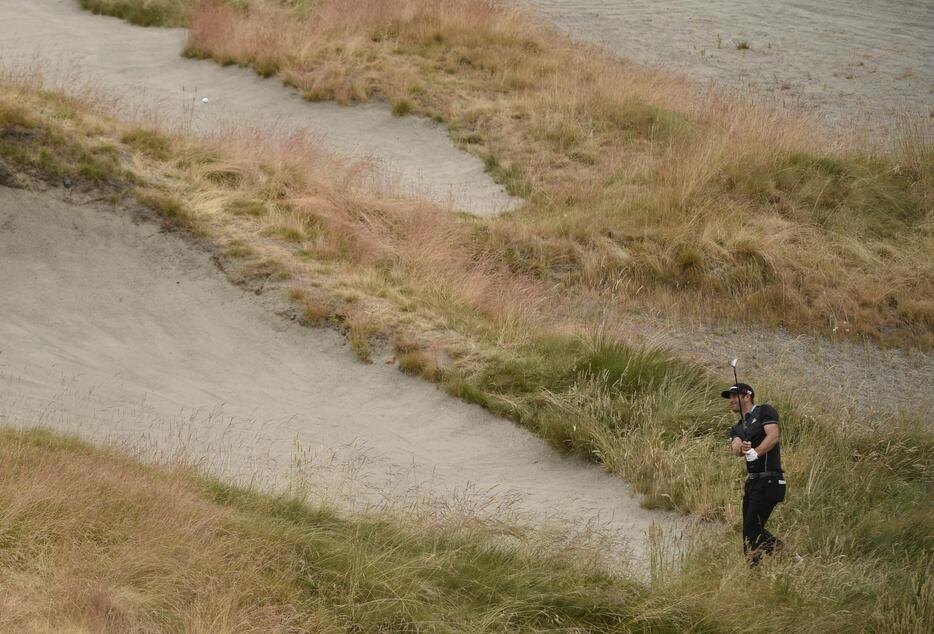 9番ホール（パー3）。ラフにつかまったダスティン・ジョンソン＝2015年6月18日（写真：USA TODAY Sports/アフロ）