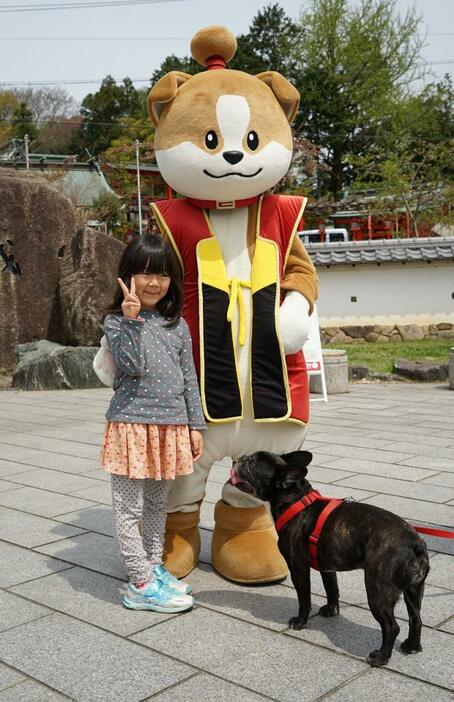 [写真]犬山城前にて、「わん丸くん」、犬山っ子のYちゃん、我が家のフレンチ・ブルドッグ、『マメ』