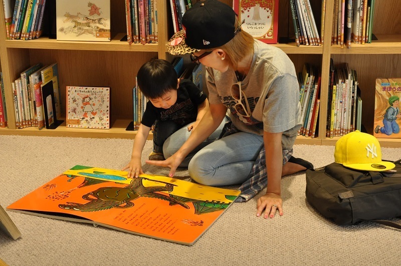 [写真]大きな絵本と向き合うママと2歳男児