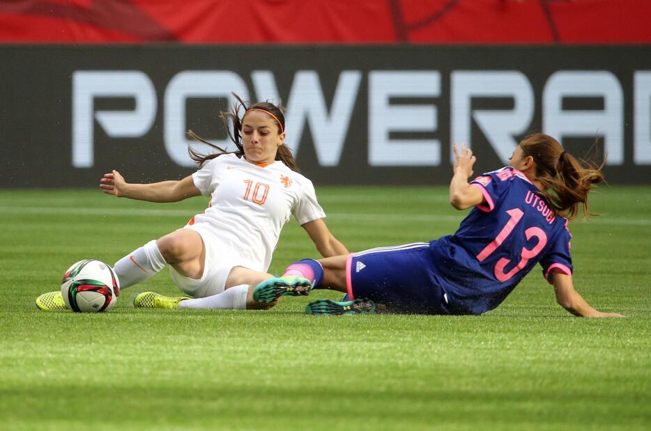 スライディングでボールを奪い合うMFファン・デ・ドンクとMF宇津木瑠美＝2015年6月23日（写真：USA TODAY Sports/アフロ）