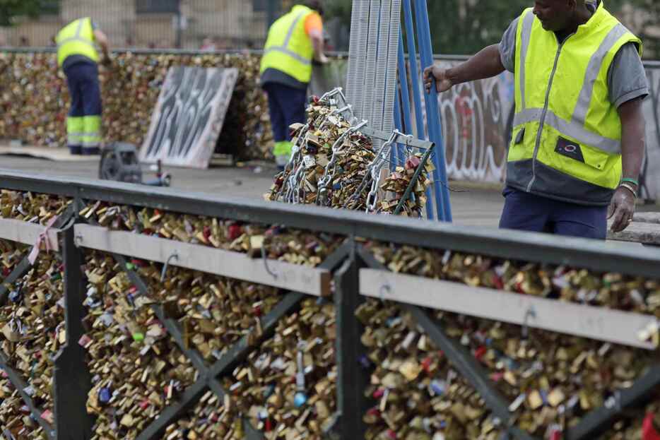 安全対策のため作業員が撤去を開始＝2015年6月1日（写真：ロイター/アフロ）