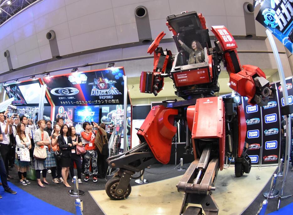 全長4メートル越えのロボットも登場＝2015年6月18日（写真：Natsuki Sakai/アフロ）