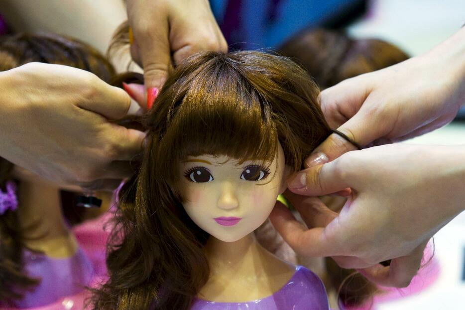 ヘアアレンジを学べる人形＝2015年6月18日（写真：ロイター/アフロ）