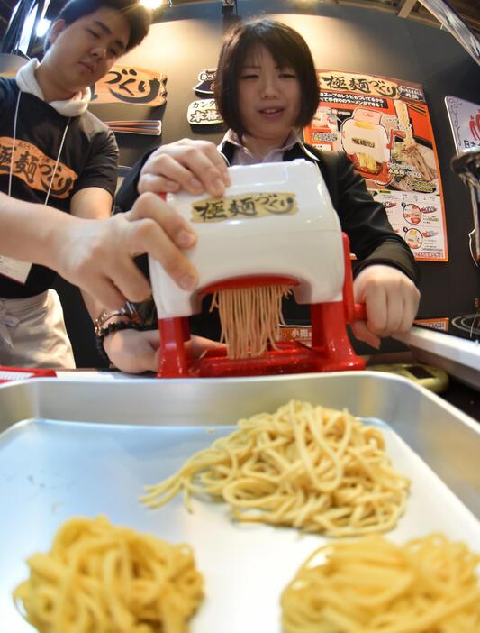 麺作りを体験できるおもちゃ＝2015年6月18日（写真：Natsuki Sakai/アフロ）