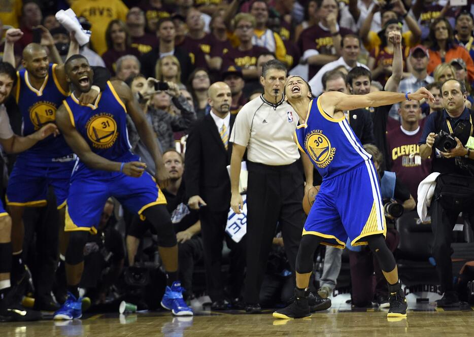 喜びを爆発させるウォリアーズの選手＝2015年6月16日（写真：USA TODAY Sports/アフロ）