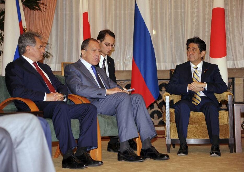 [写真]2013年11月に来日し、安倍首相と会談した際のロシア・ラブロフ外相（左から2番め）（代表撮影/ロイター/アフロ）